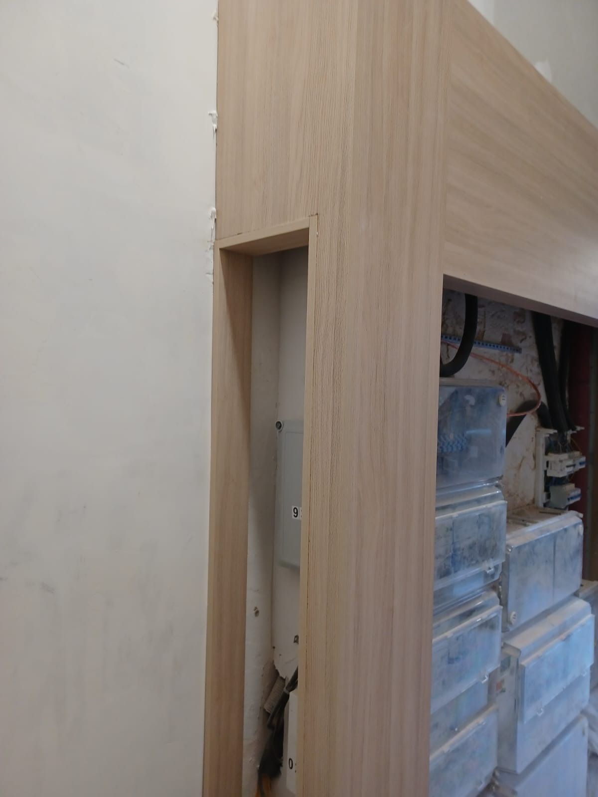 Un marco de madera clara rodea 