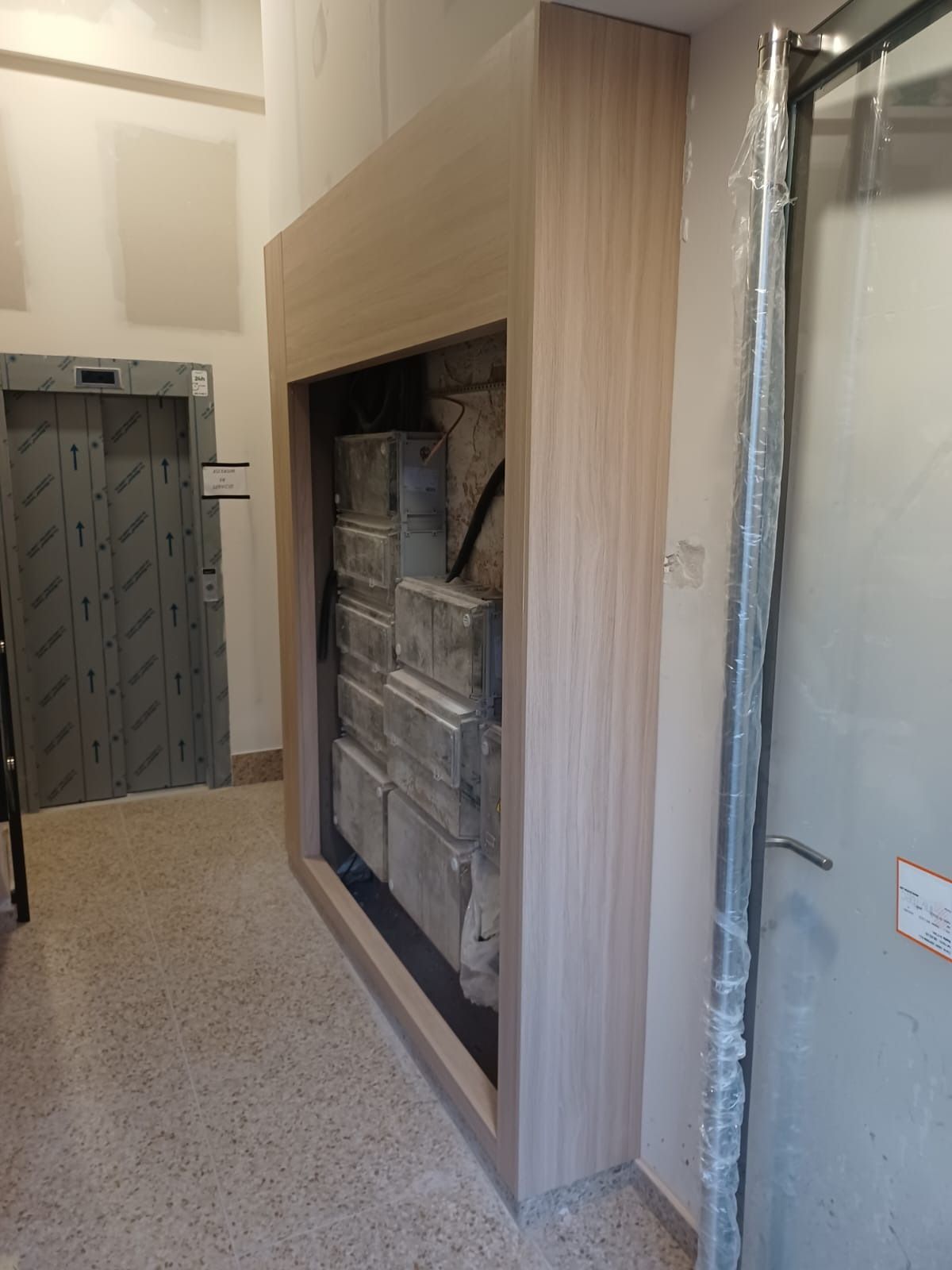 En un hueco revestido de maderA