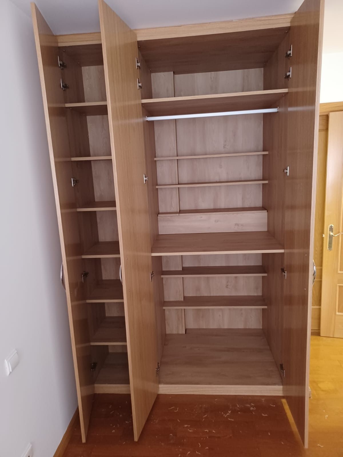 Un armario de madera clara con 