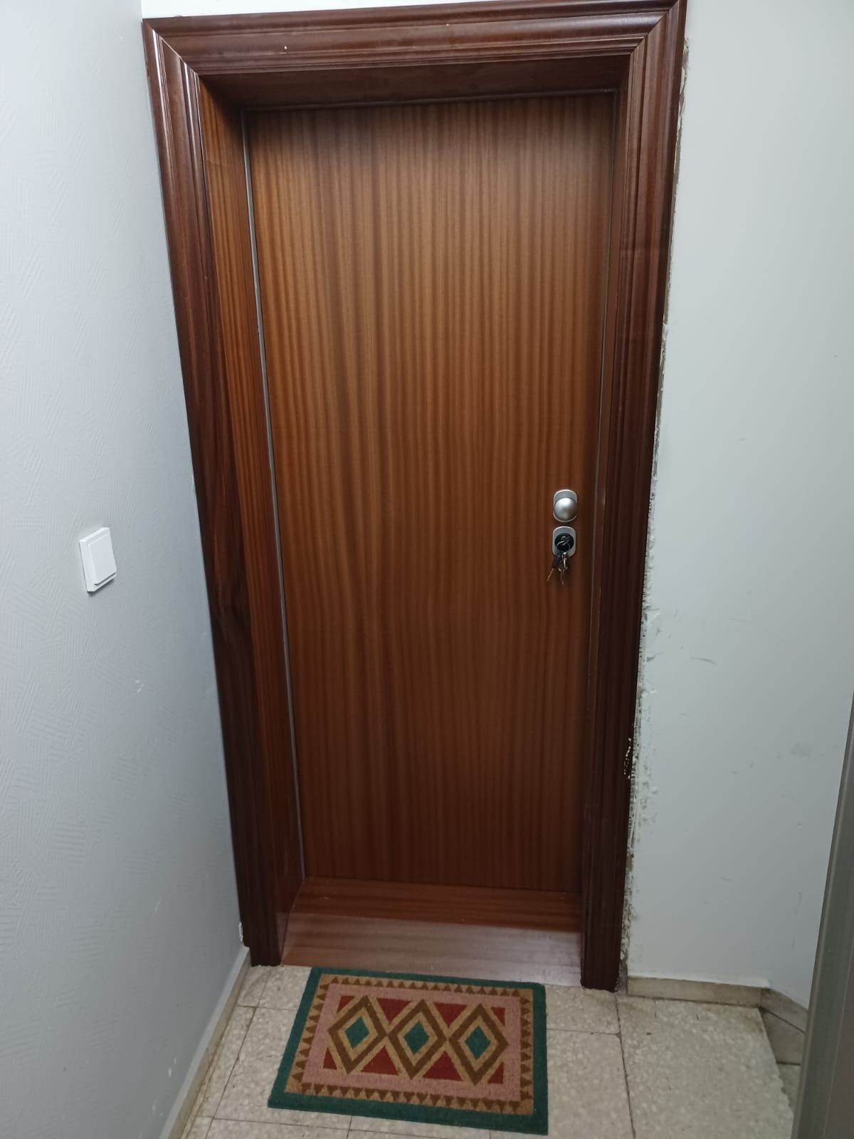 Una puerta de madera cerrada estampada.