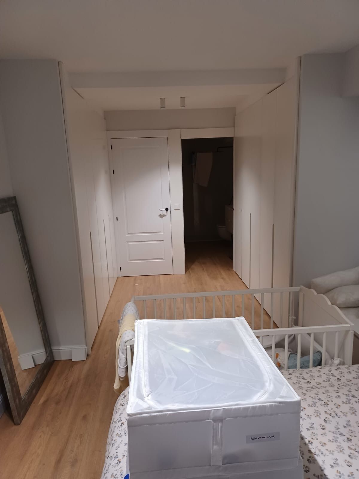 Una habitación con una cuna 