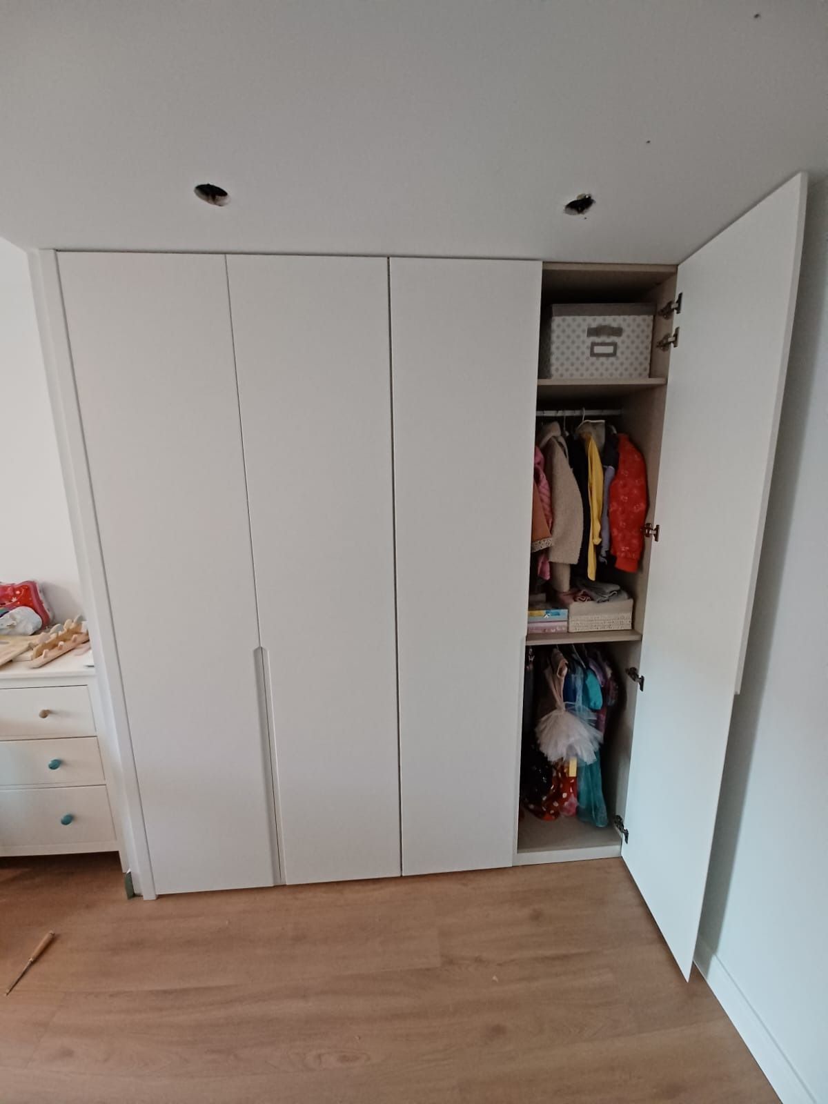 Un armario blanco que ocupa 