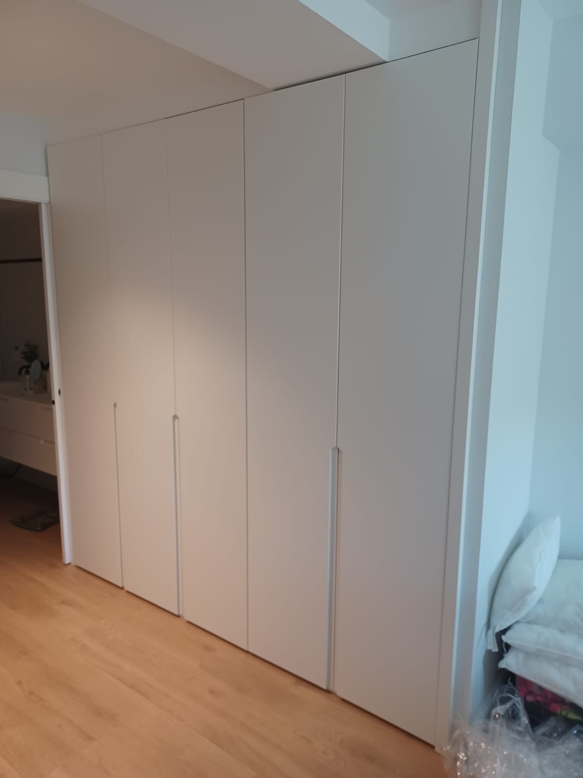 Una pared de puertas de armario