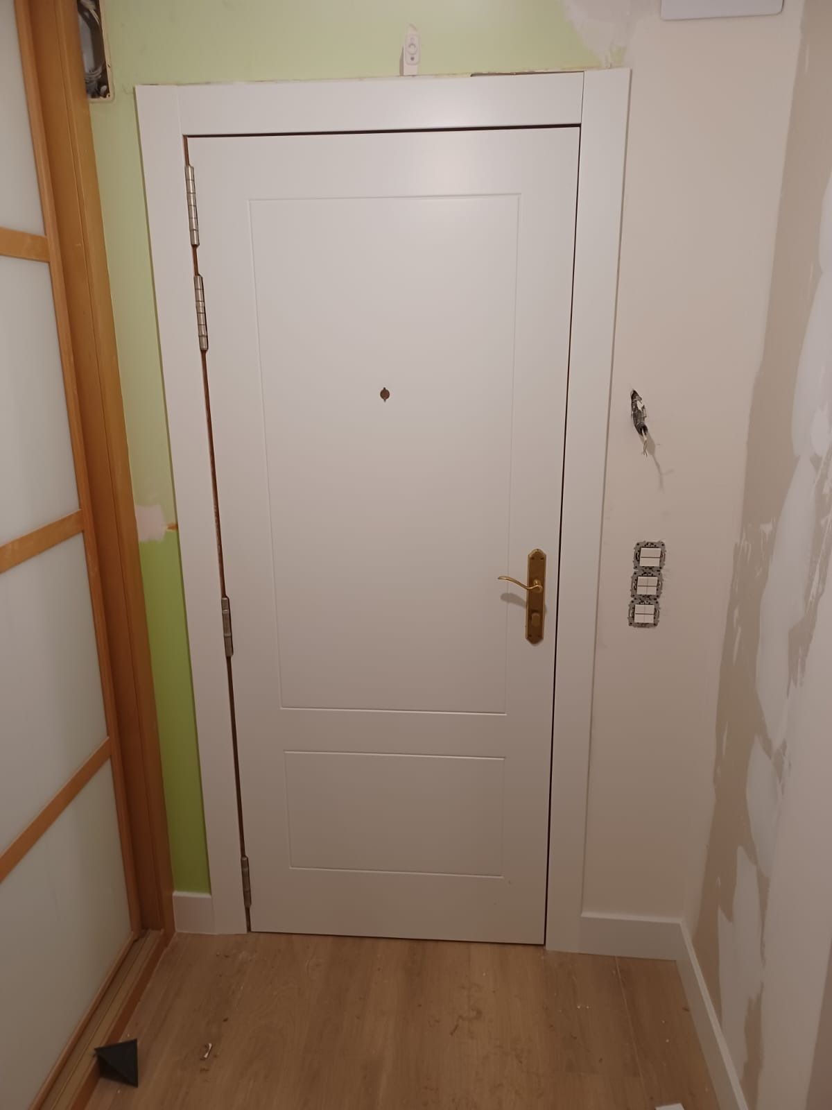 Una puerta interior blanca con 