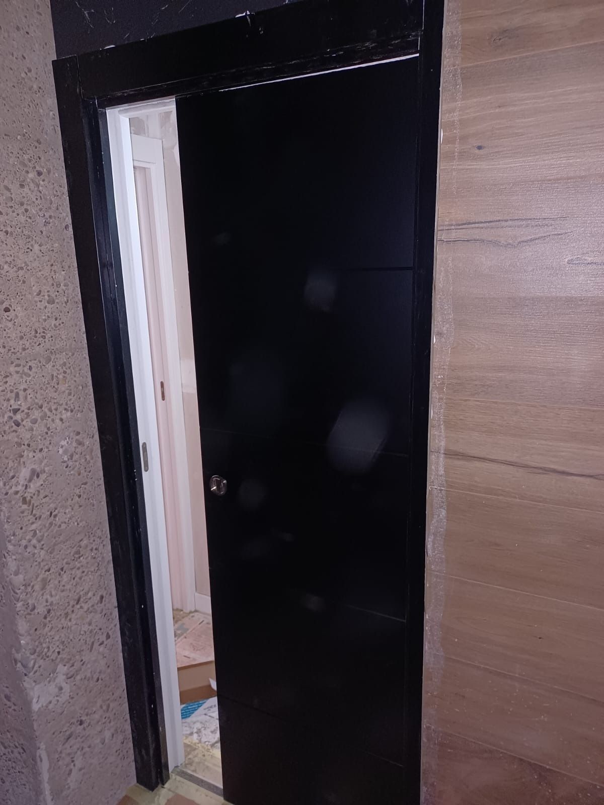 Una puerta negra permanece 