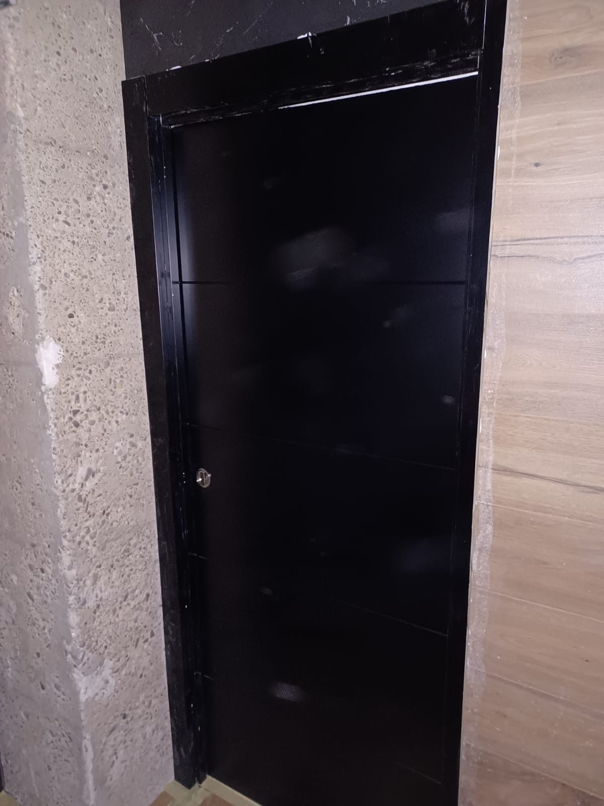 Una puerta interior negra 