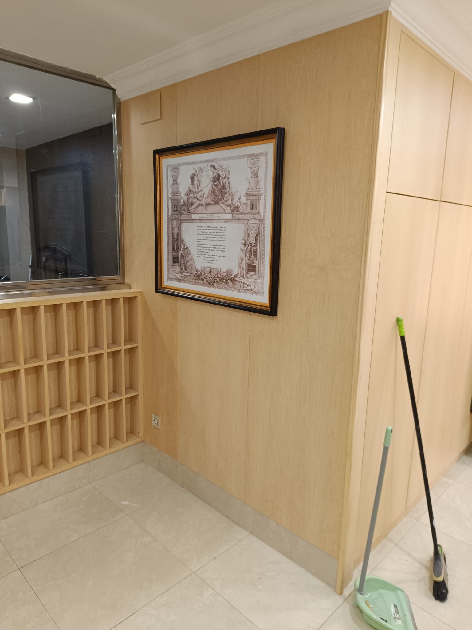 Una pared revestida de madera 