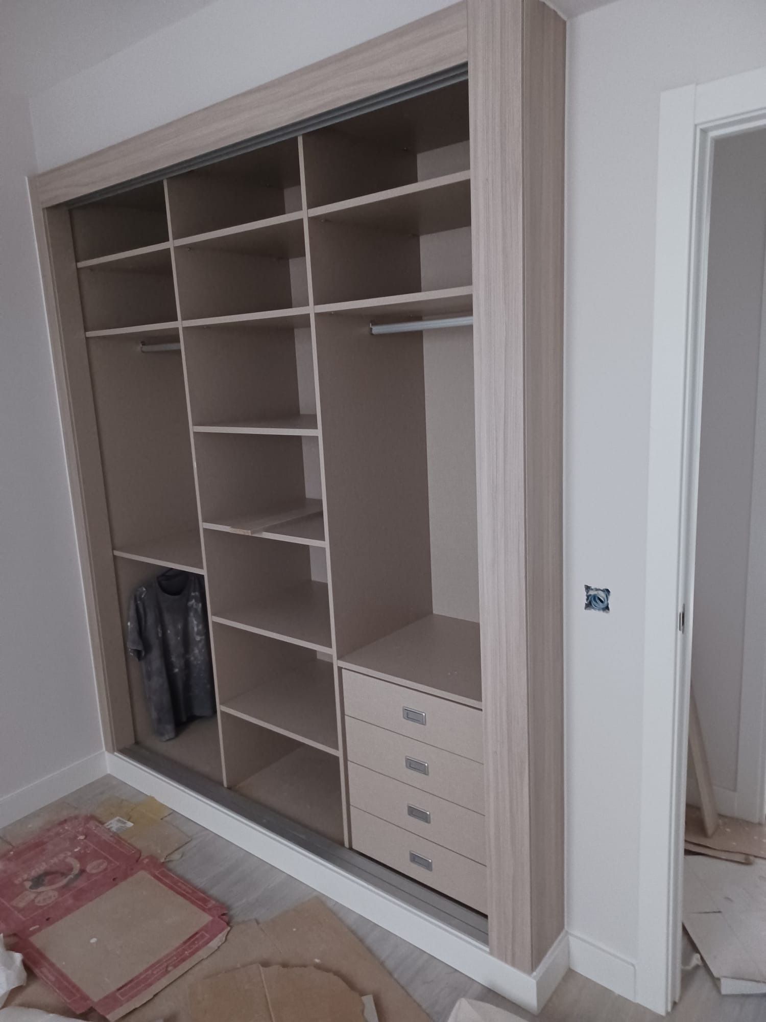 Un armario de madera clara que 