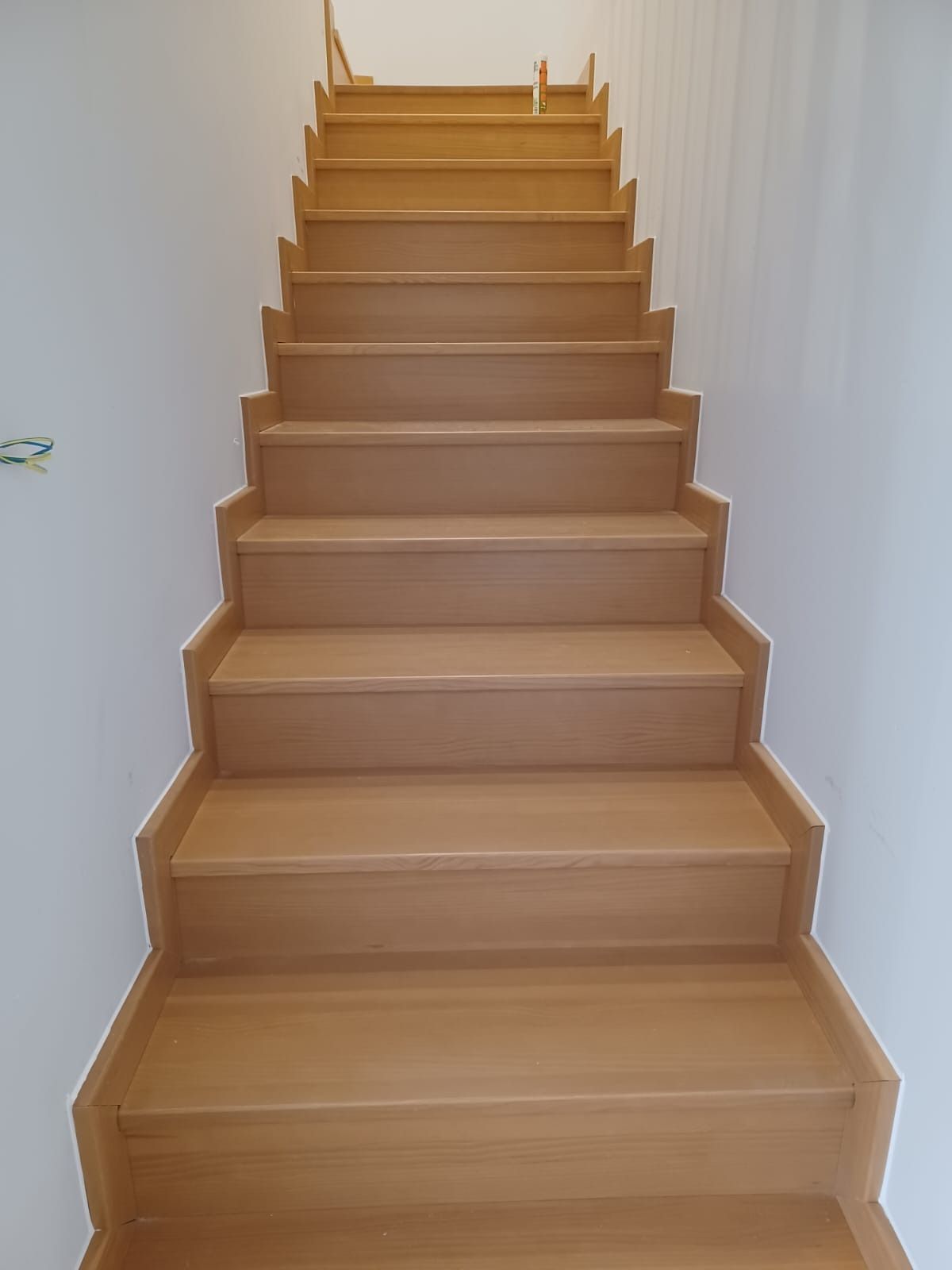Una escalera recta de madera,
