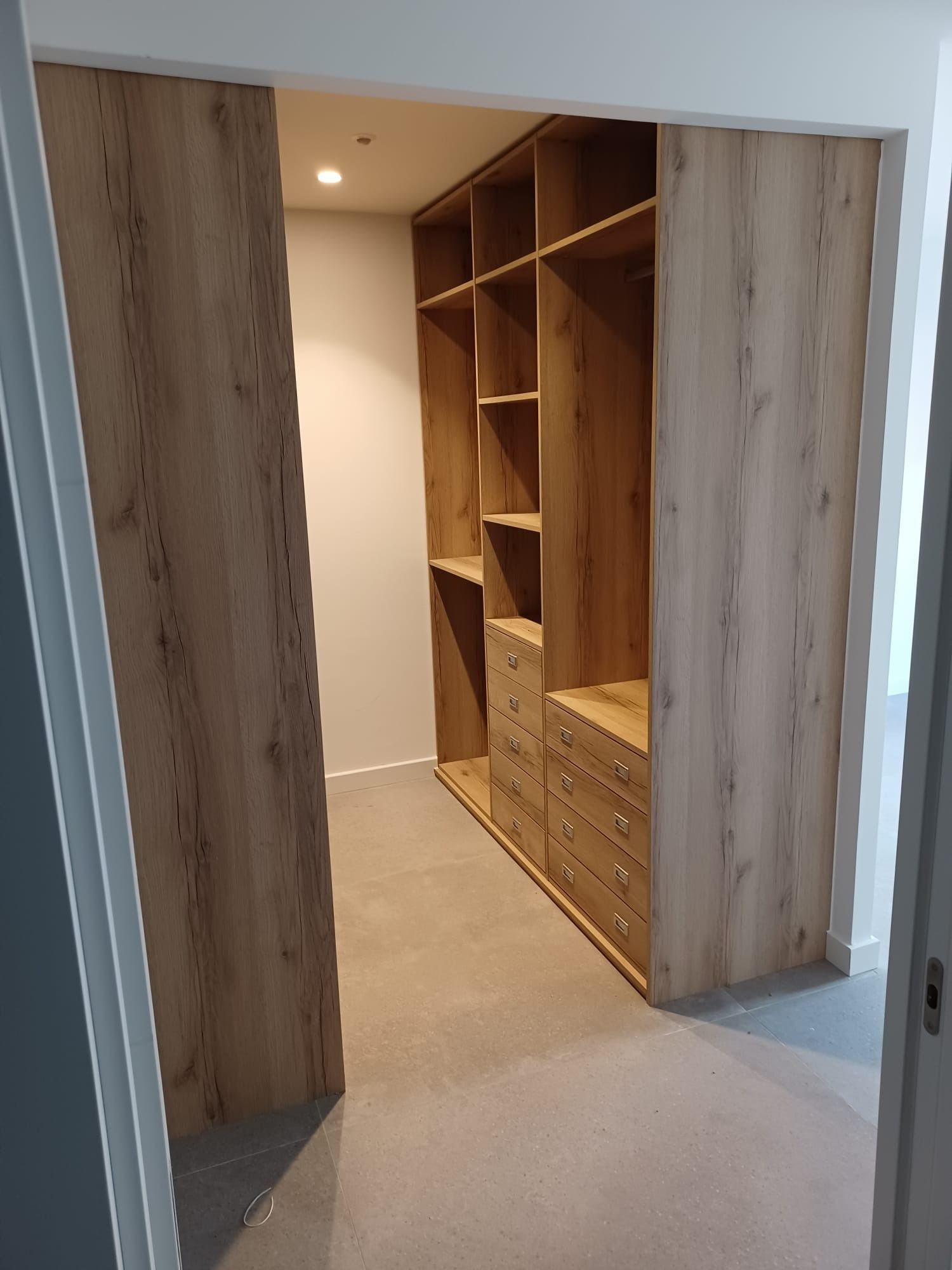 Un vestidor con estantes de 