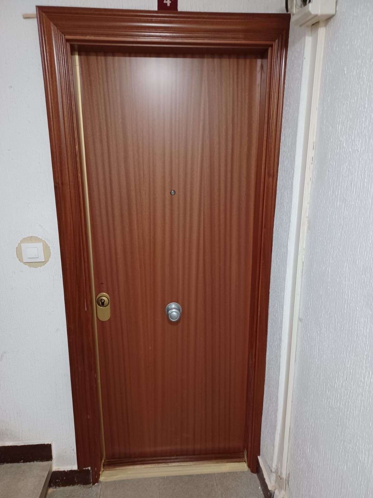 Una puerta interior vertical con 