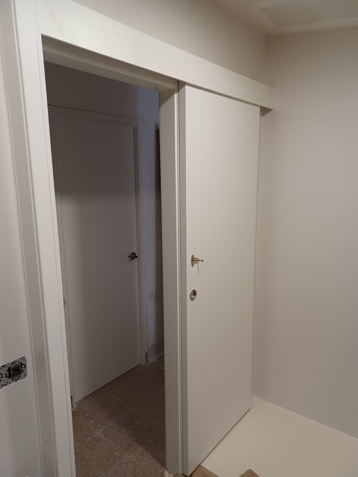 Una puerta corrediza blanca 