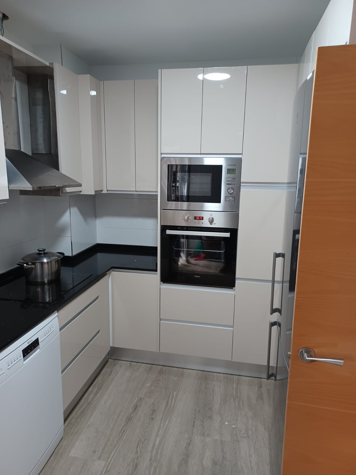 Cocina moderna con armarios 