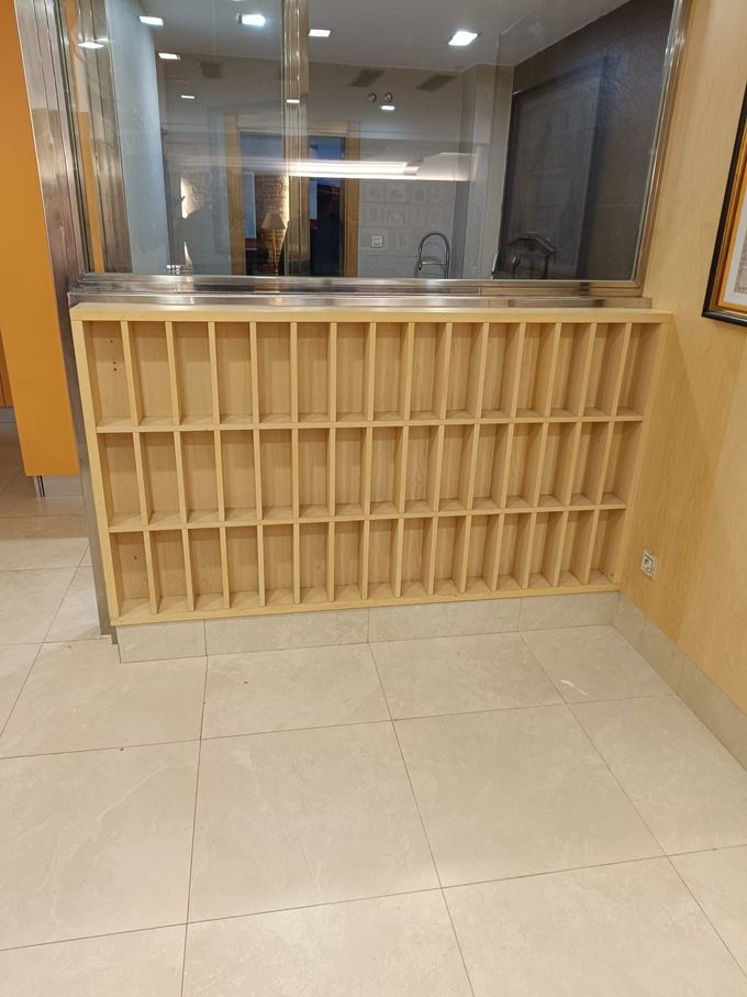 Una estantería de madera