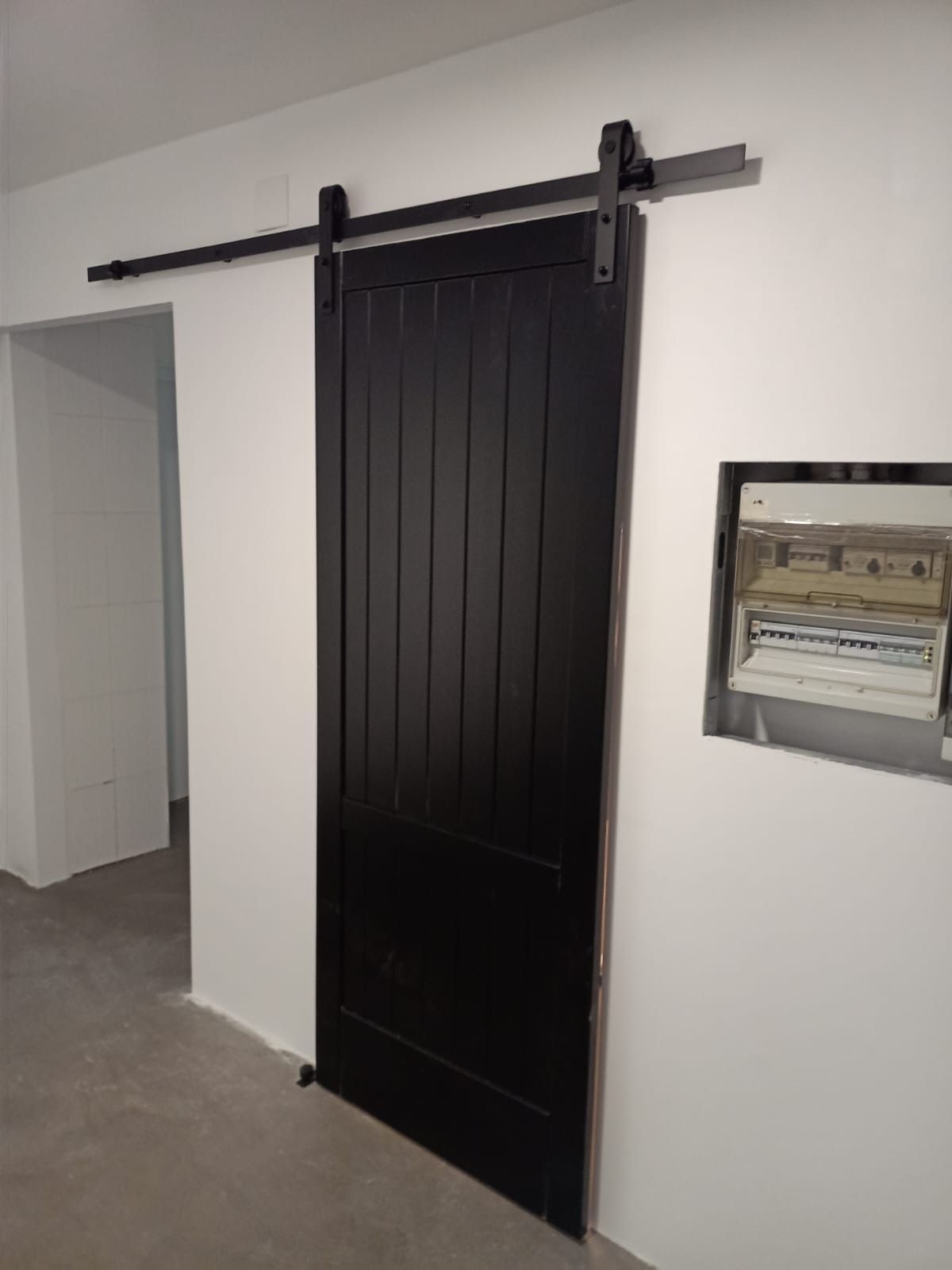 Una puerta corrediza negra estilo 