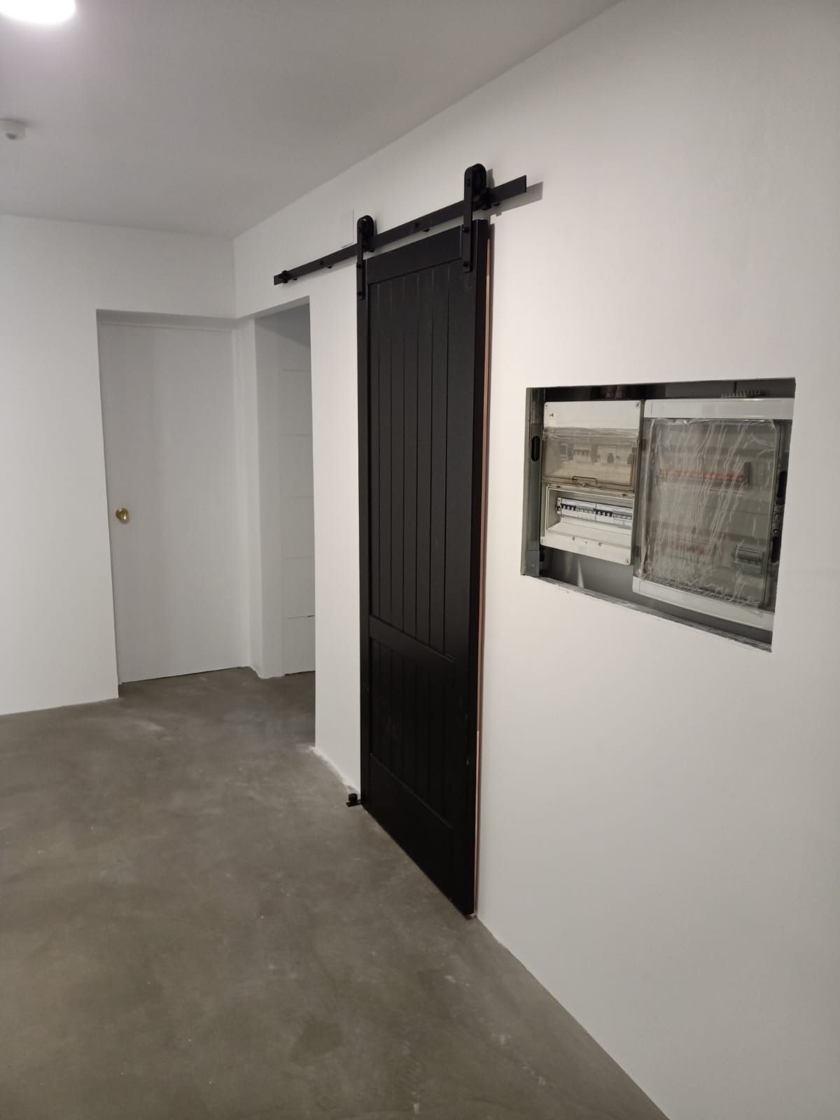 Una puerta corrediza negra estilo 