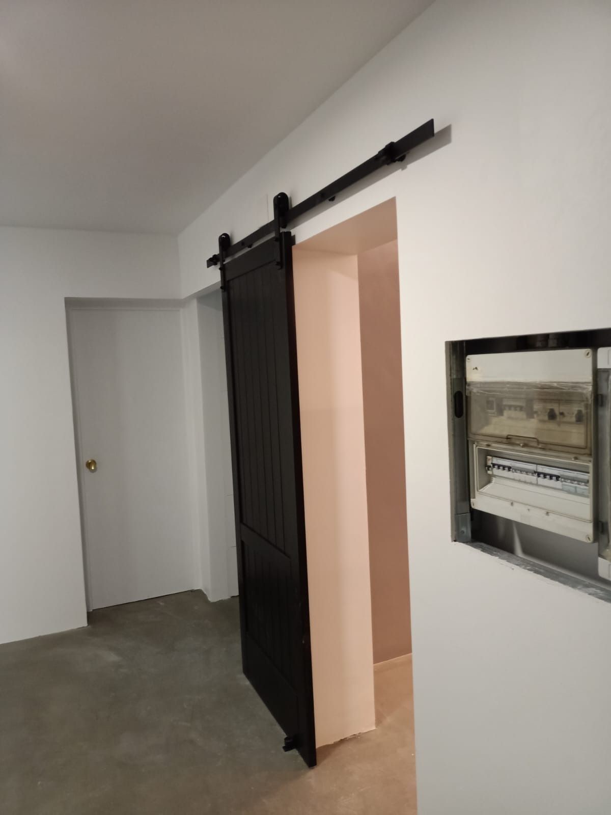 Una puerta corrediza oscura