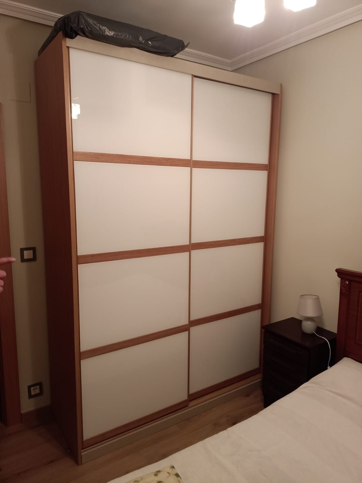 Un armario de madera clara con 