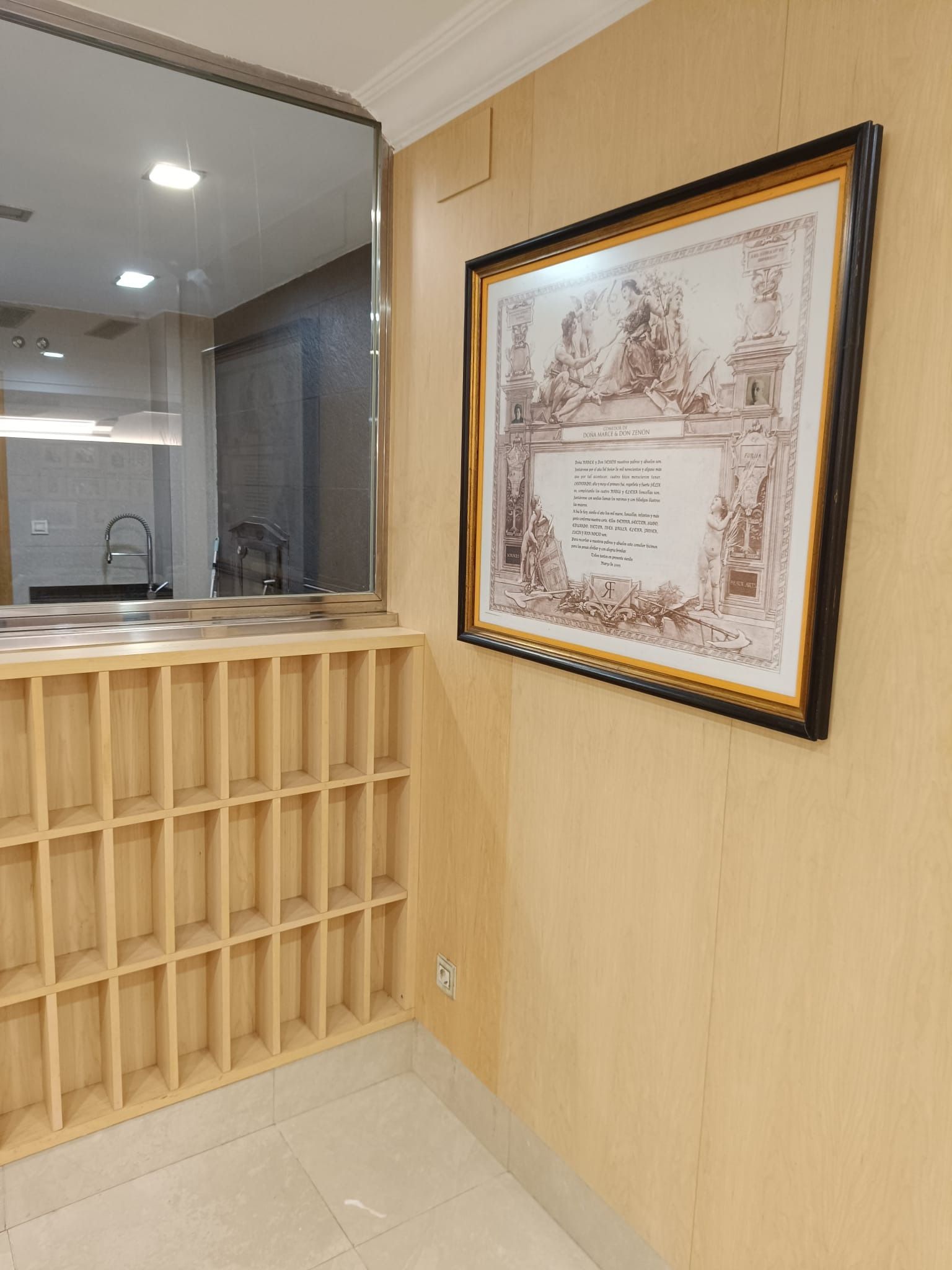 Un pequeño mueble de madera 