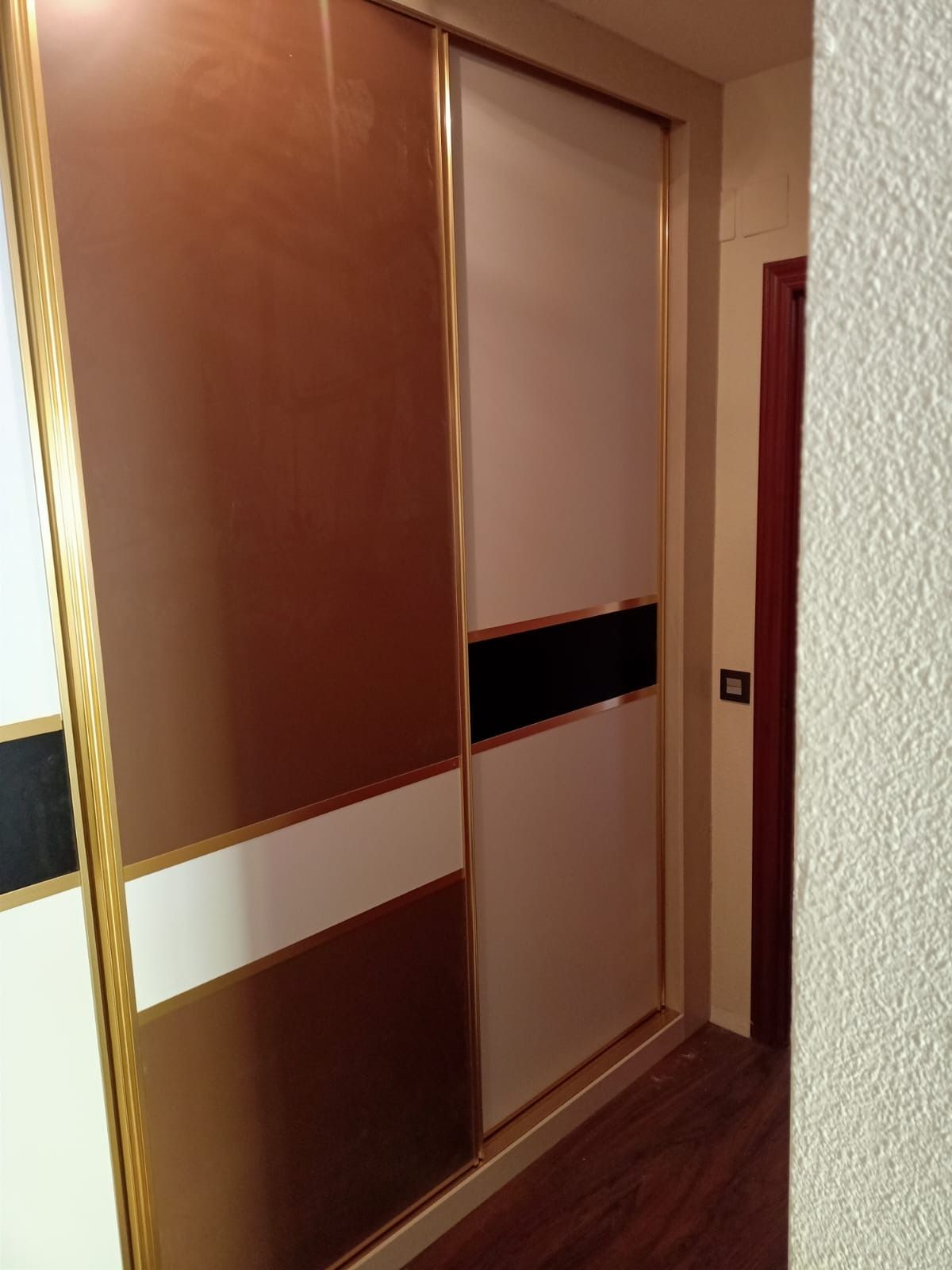 Un armario empotrado con 