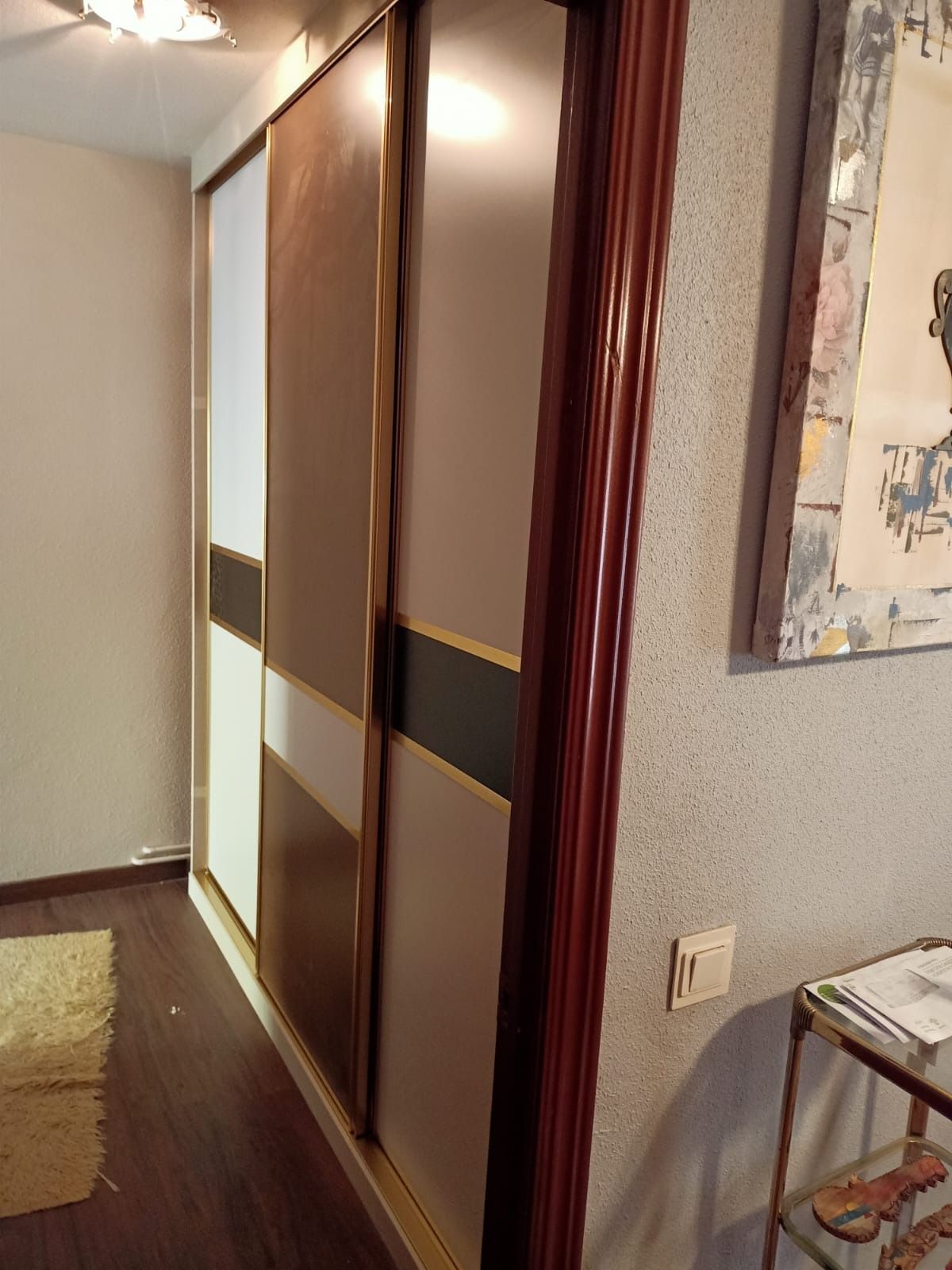 Un armario corredizo que va del 