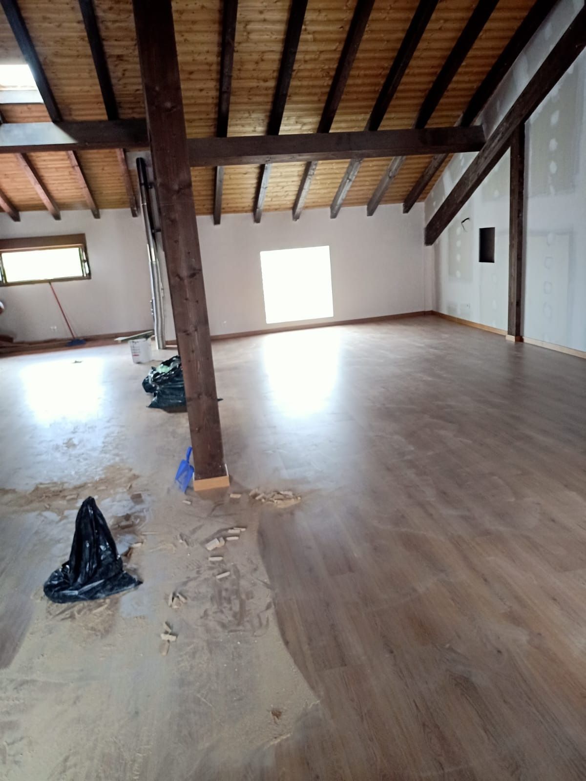 Una buhardilla sin terminar con 