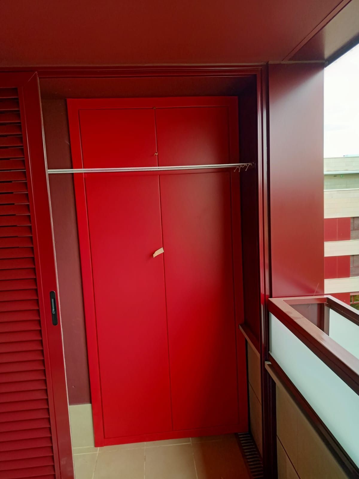 En un balcón exterior se 