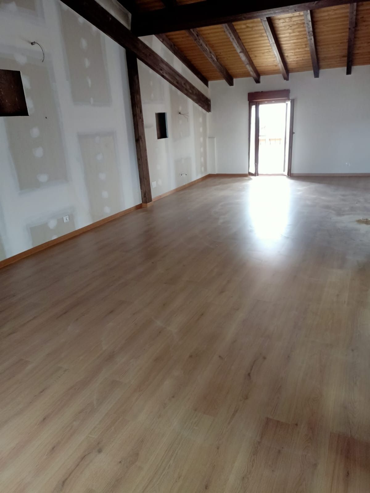 Una buhardilla diáfana con suelO