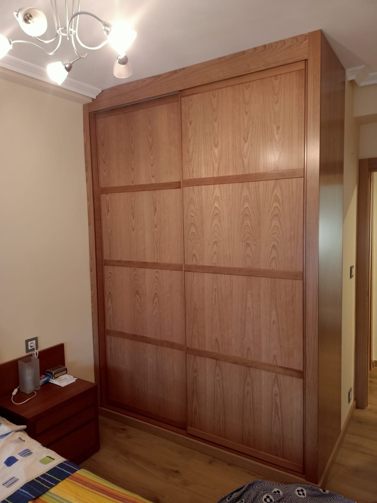 Un amplio armario de madera, 