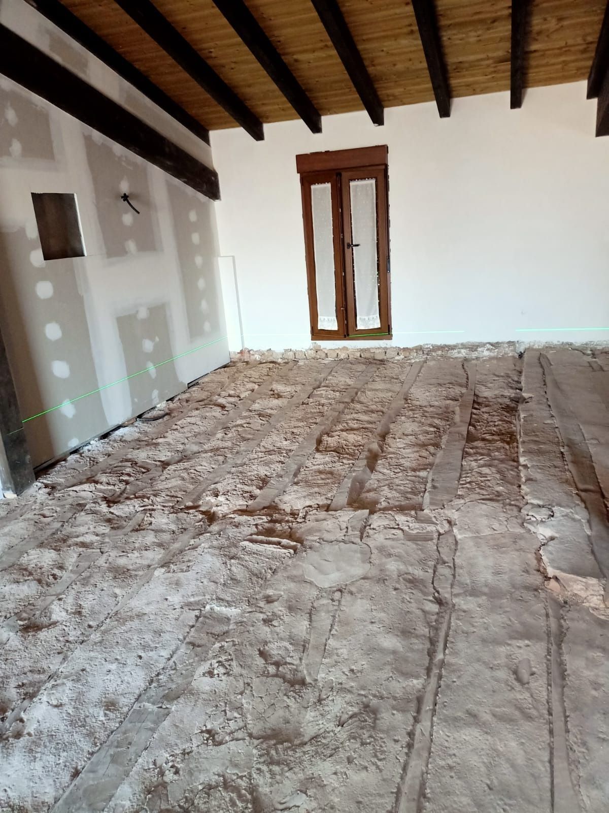 Una habitación en obras con el 