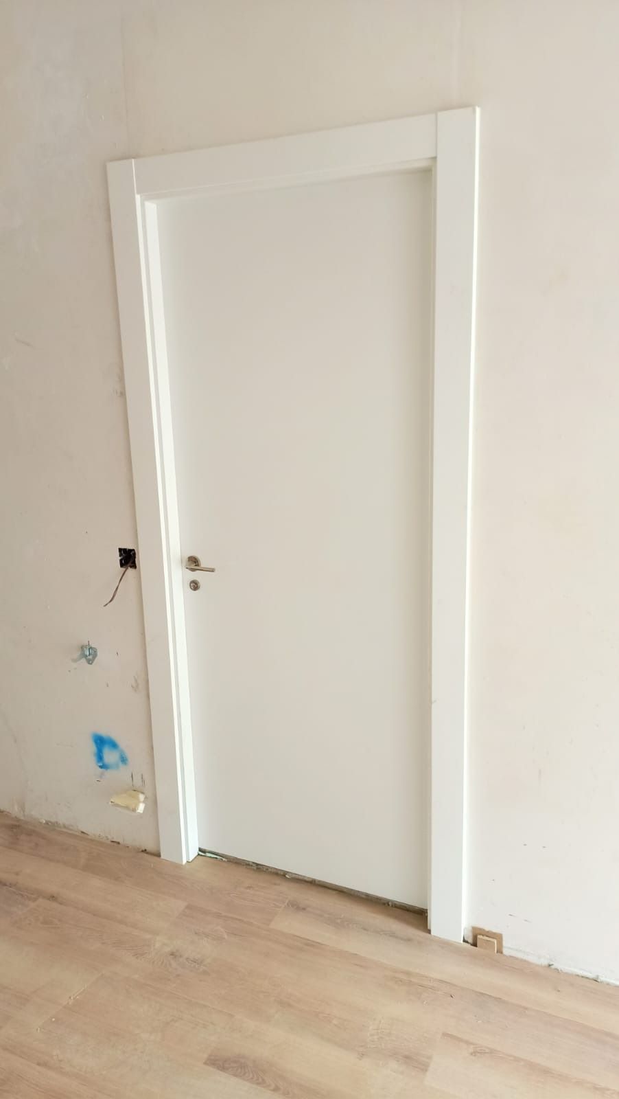 Una puerta interior blanca con 