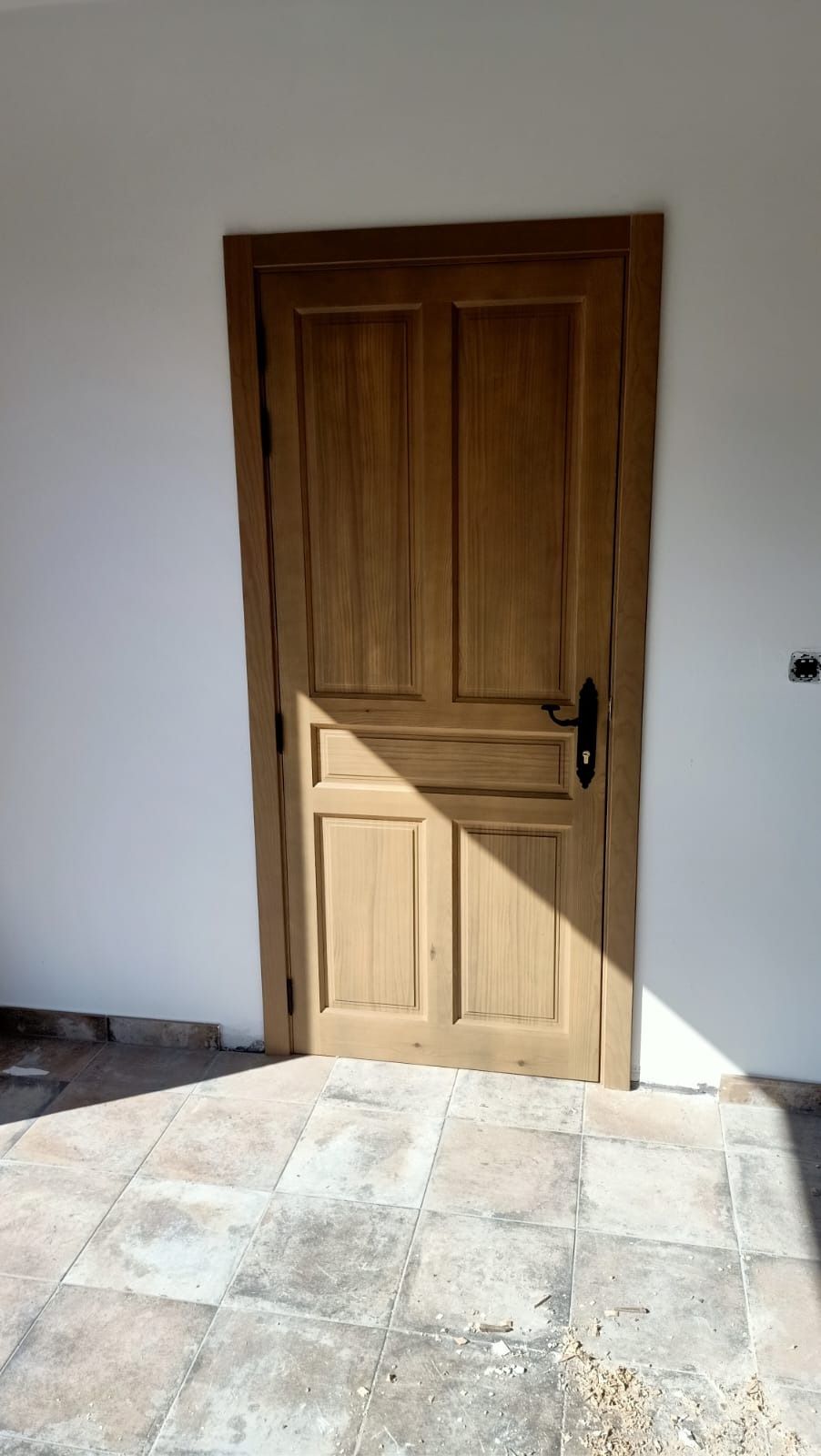 Una puerta de madera 