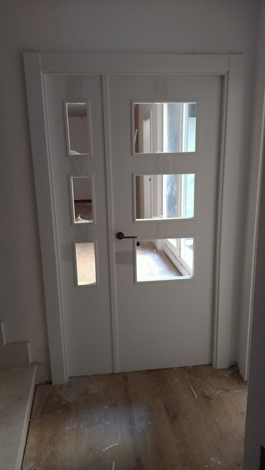 Una puerta interior blanca con un 