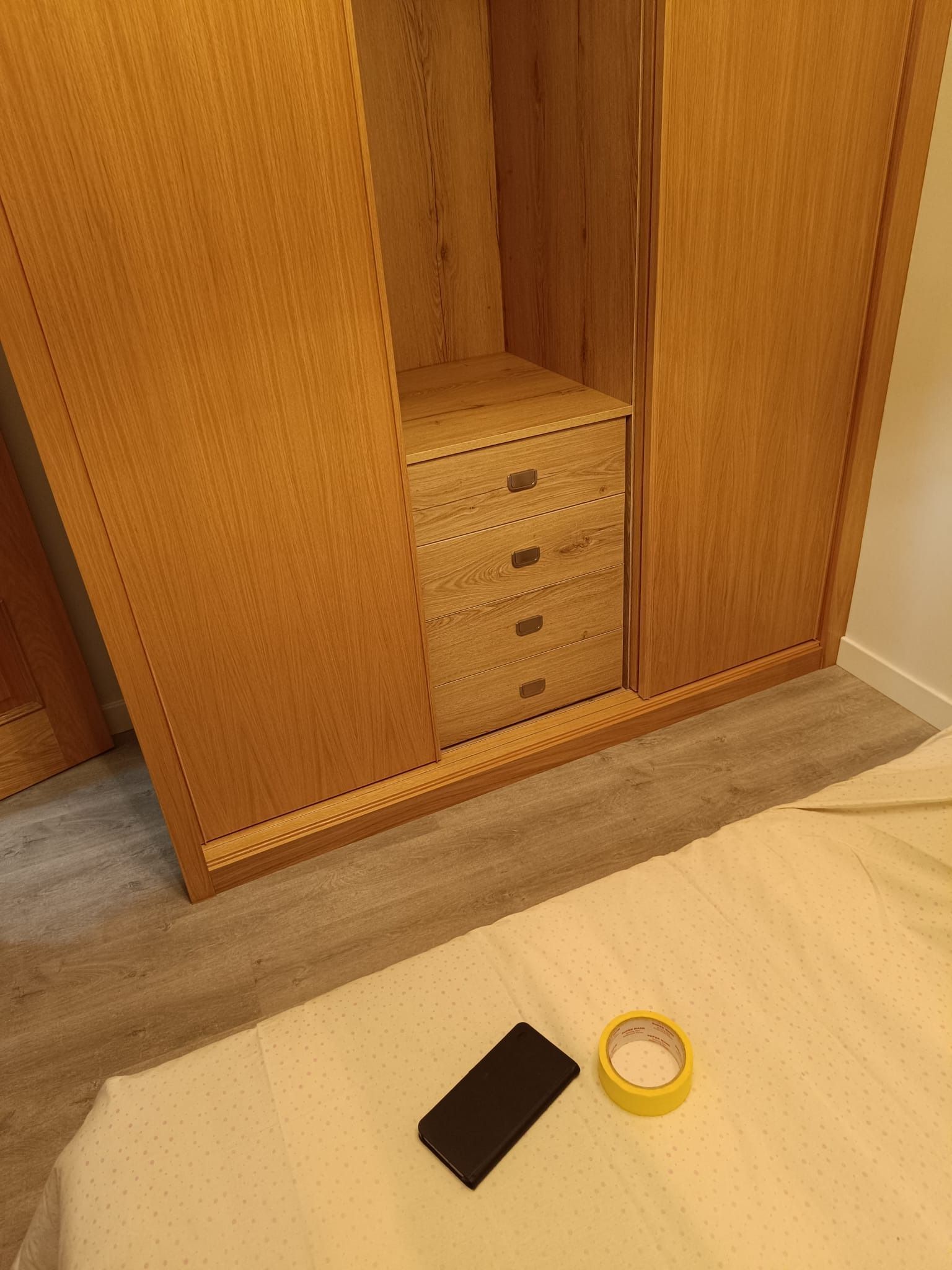 Armario de madera clara con una 