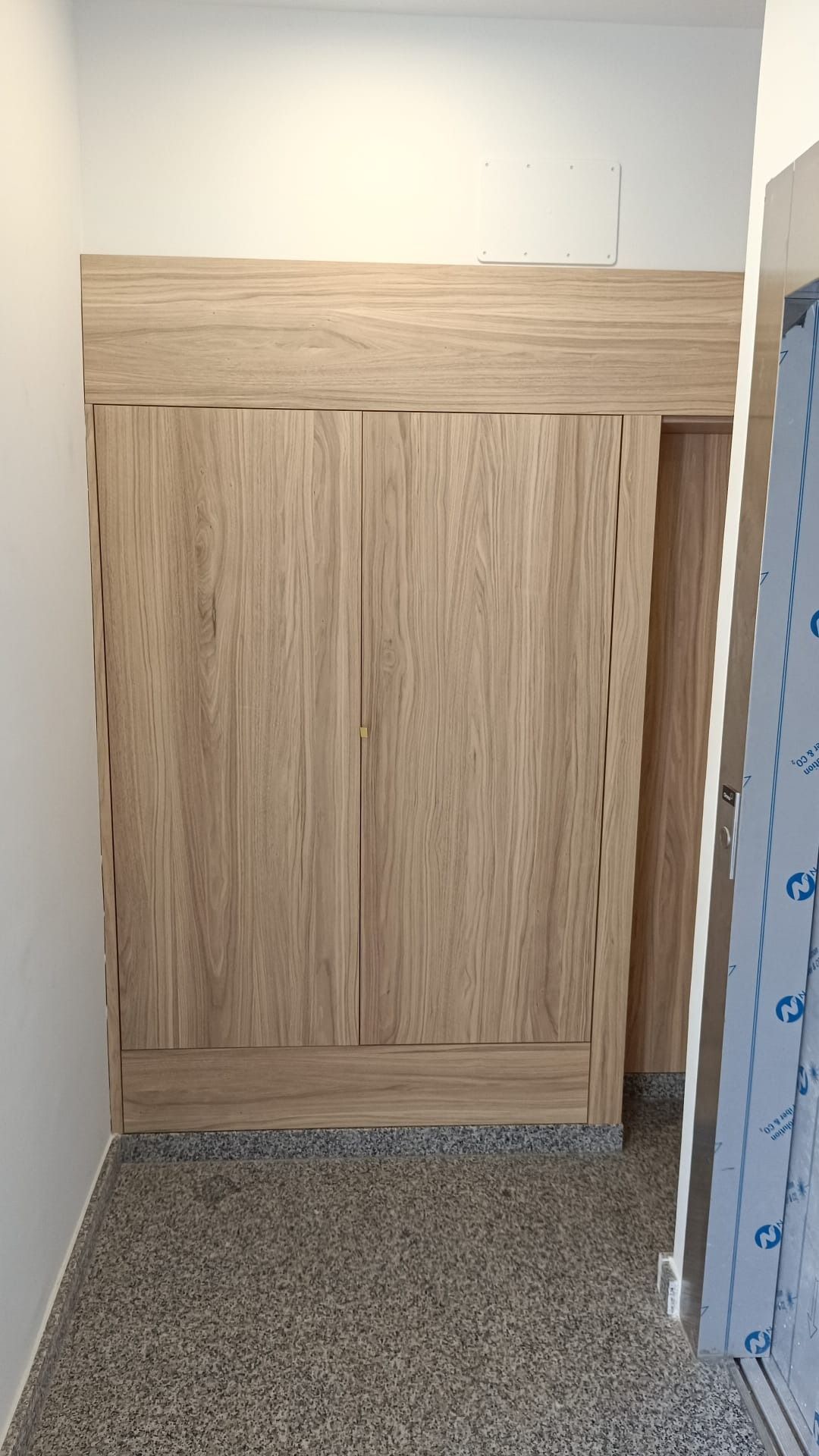 Un armario de madera que va 