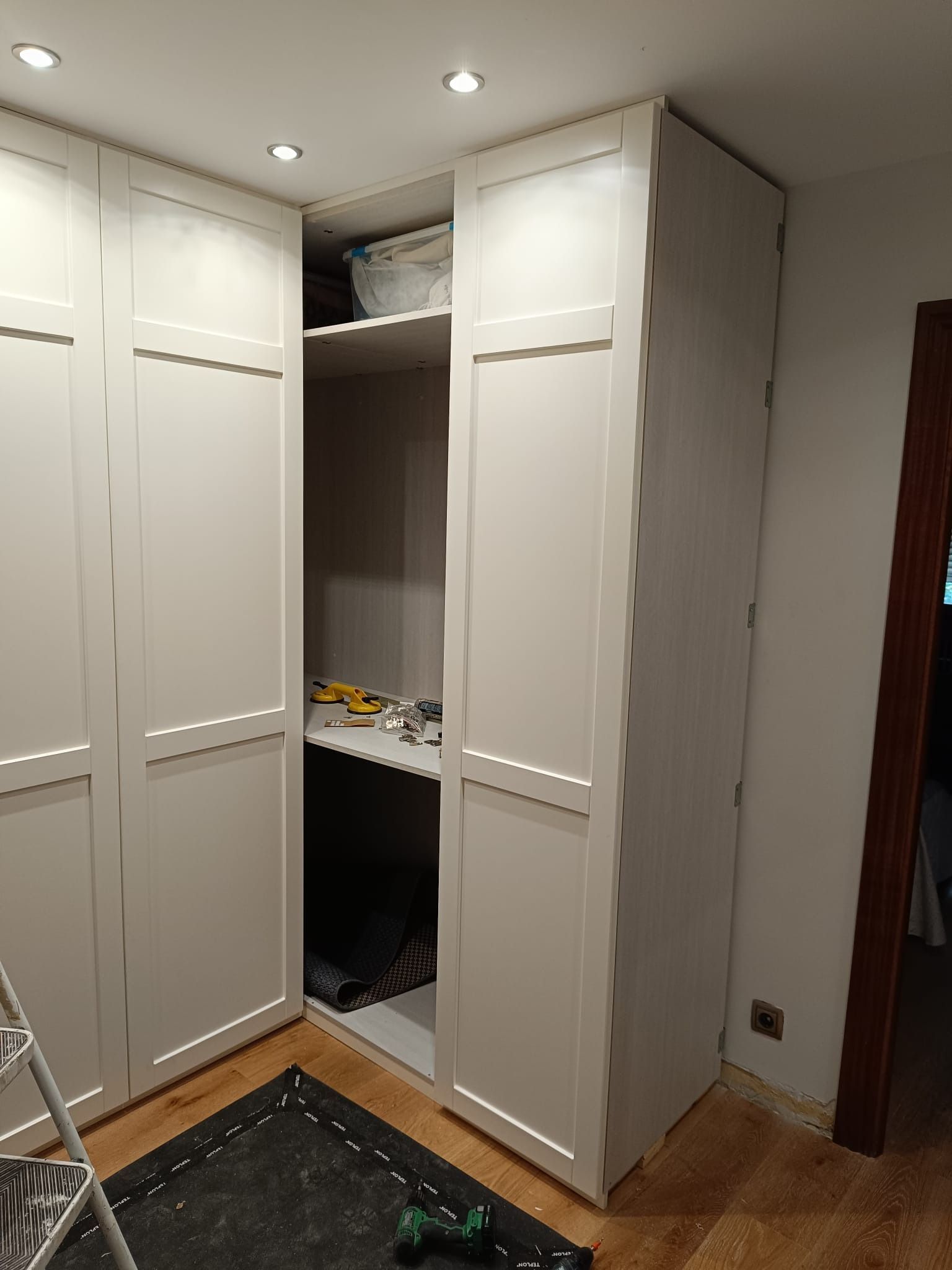 Armarios empotrados blancos y 