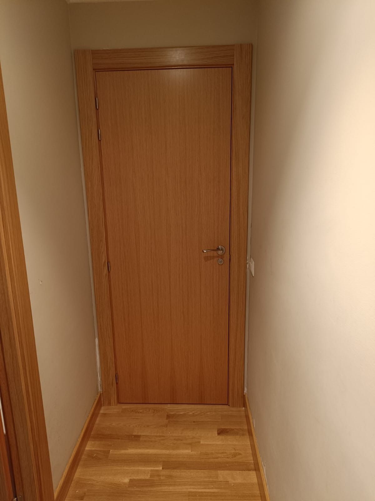 Una puerta cerrada de madera 