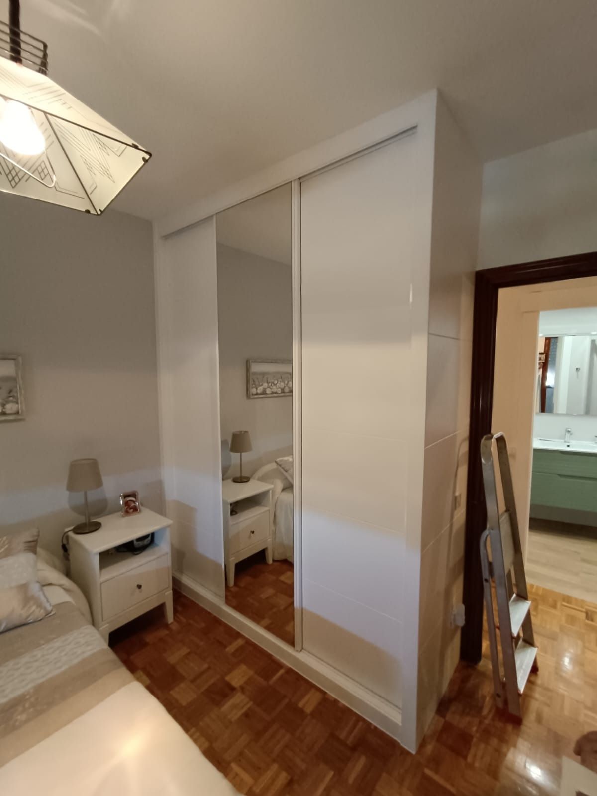 Un dormitorio con un moderno 