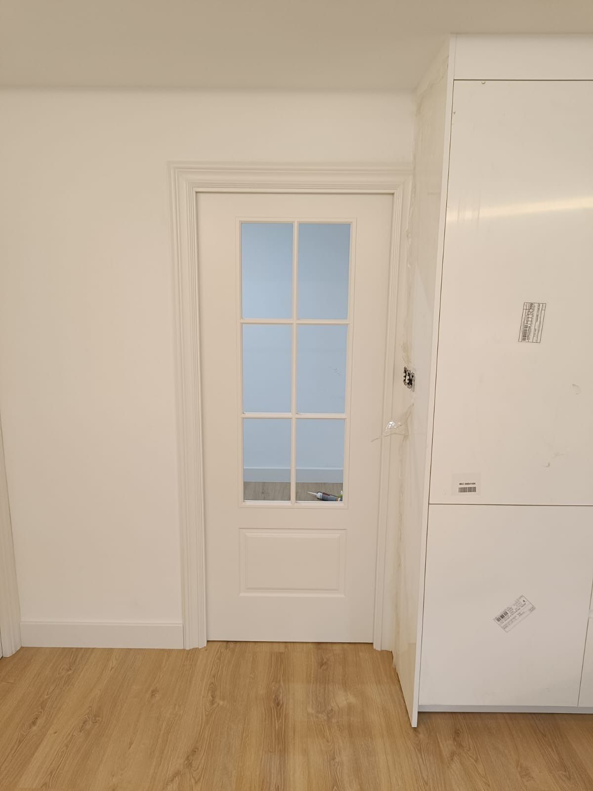 Una puerta de cristal blanca de 