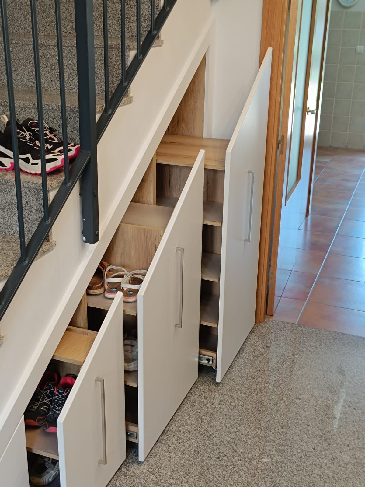 Tres armarios blancos corredizos 