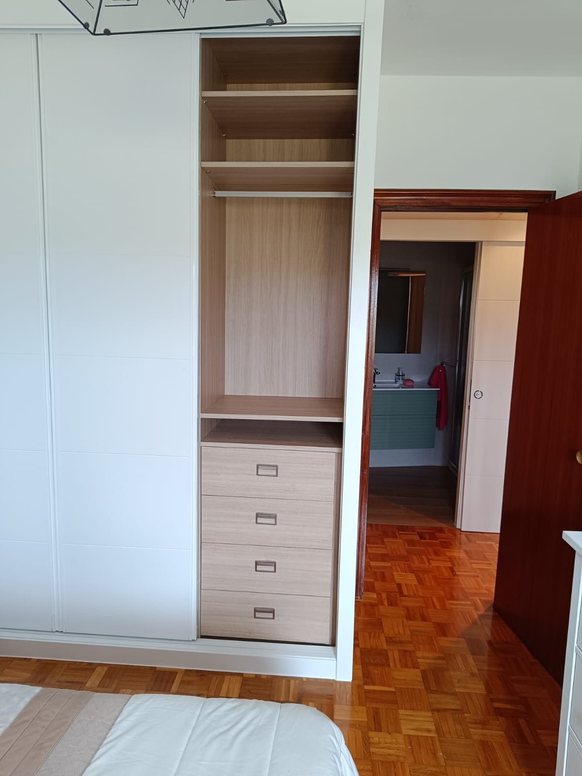 Un armario blanco con una 