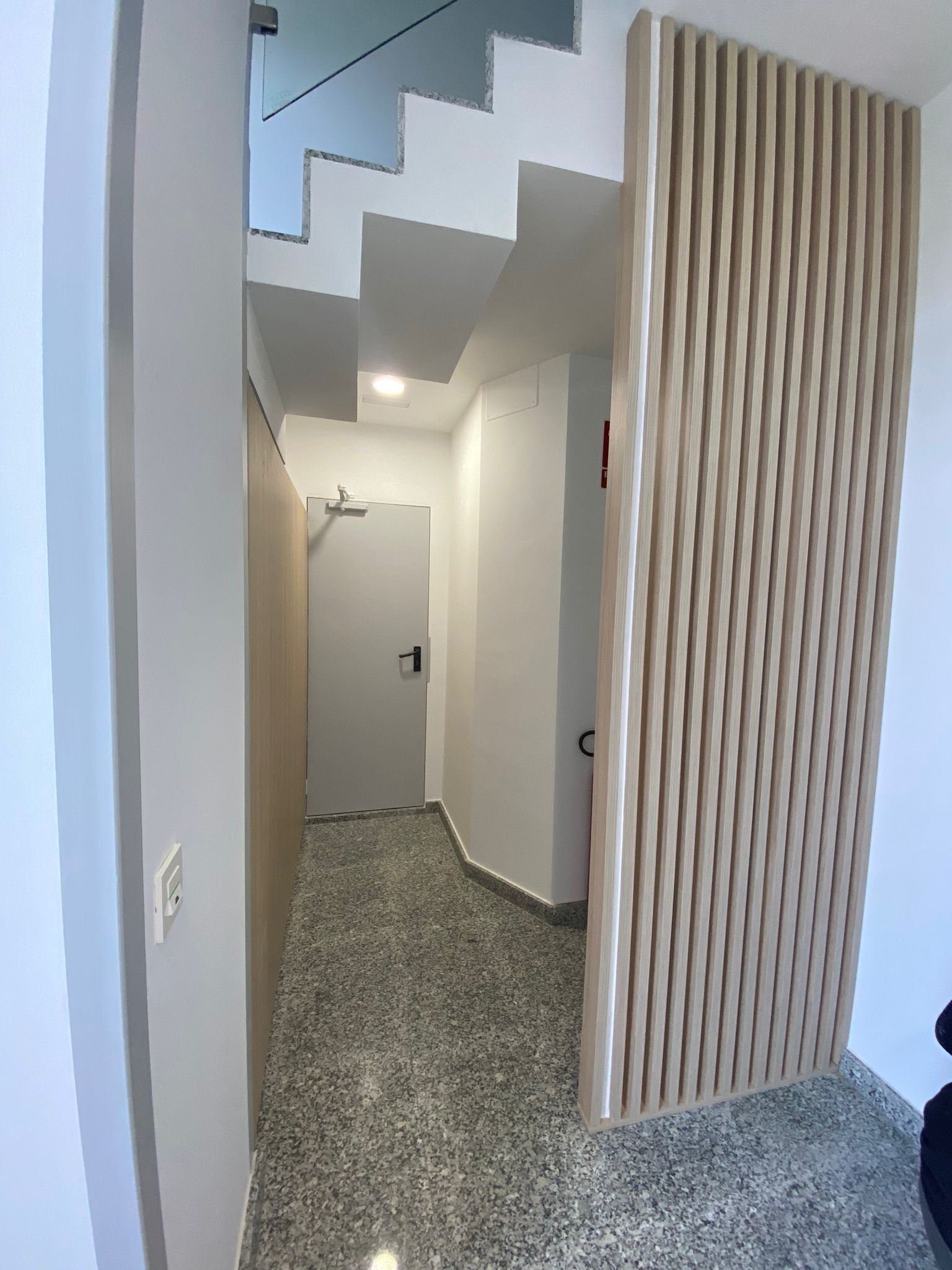 Un pasillo luminoso con una 