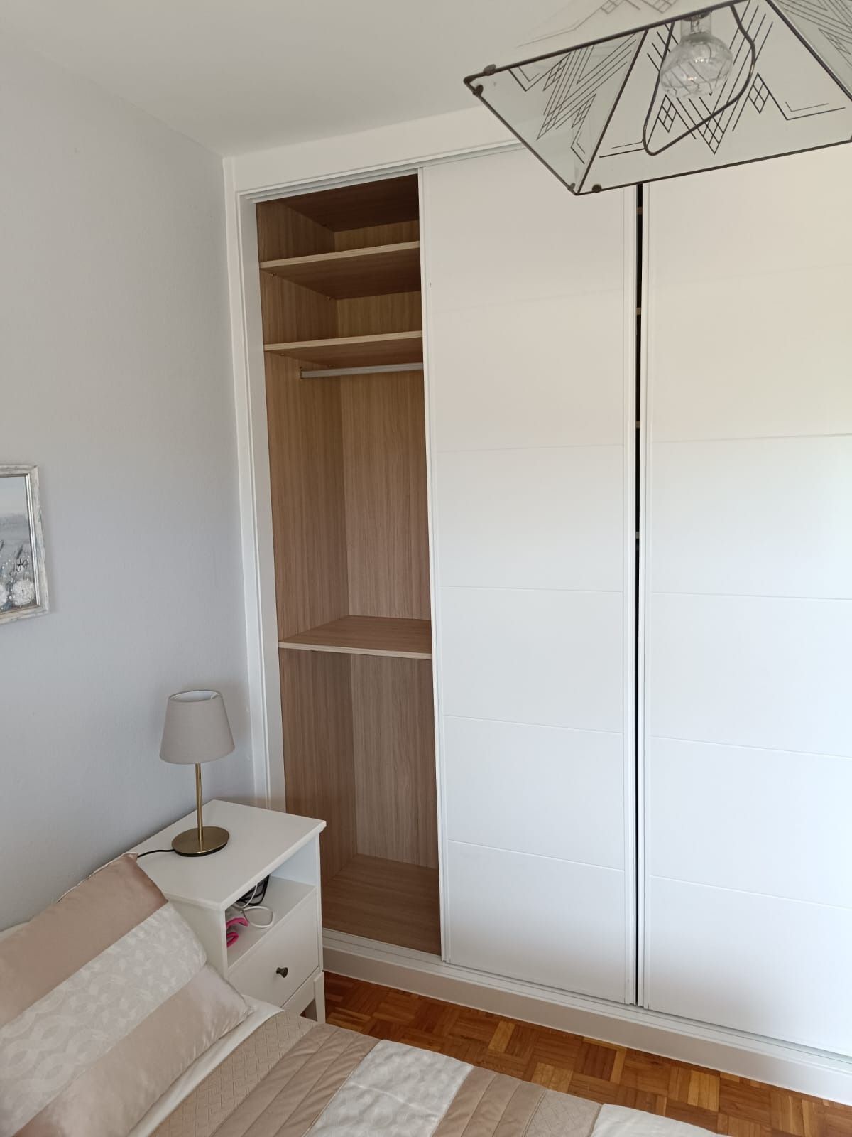 En un dormitorio, un armario 