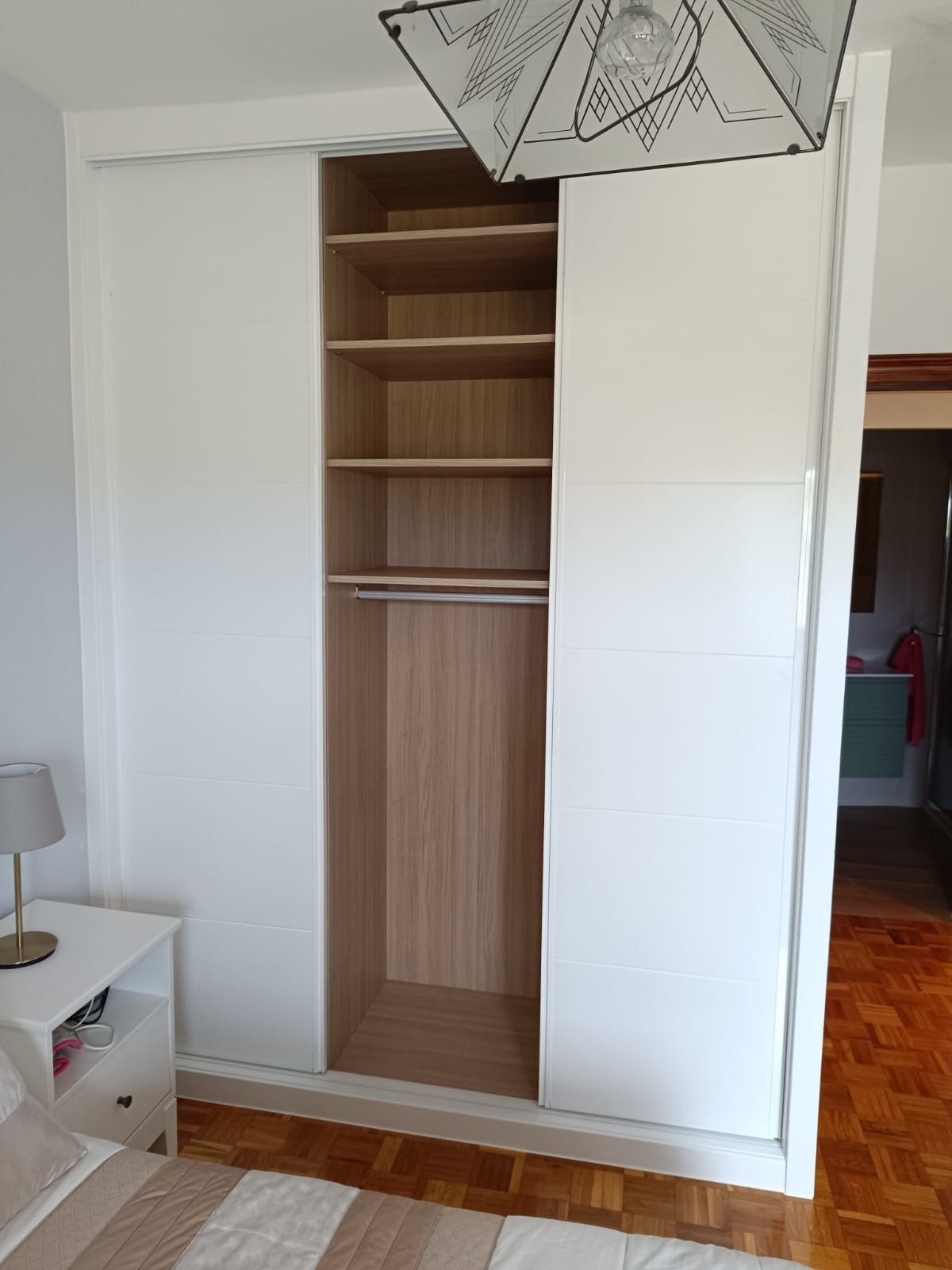 Un armario blanco con puertas 