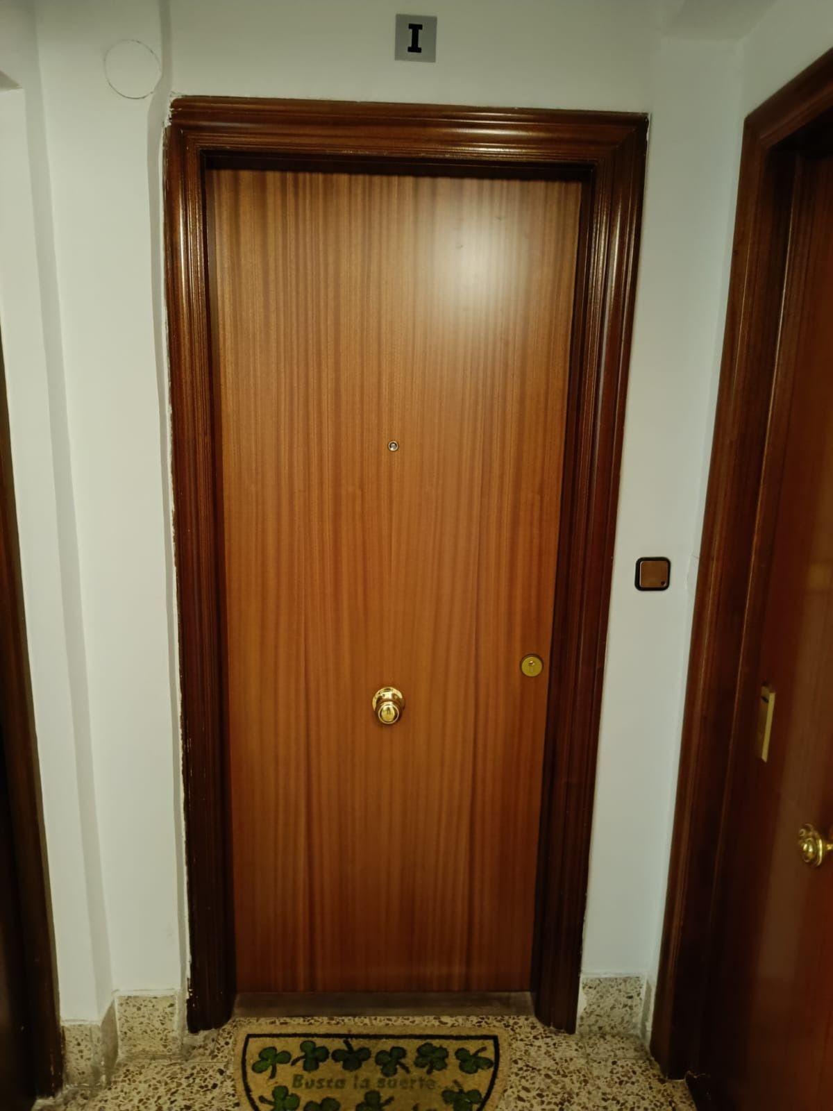 Una puerta de apartamento de 