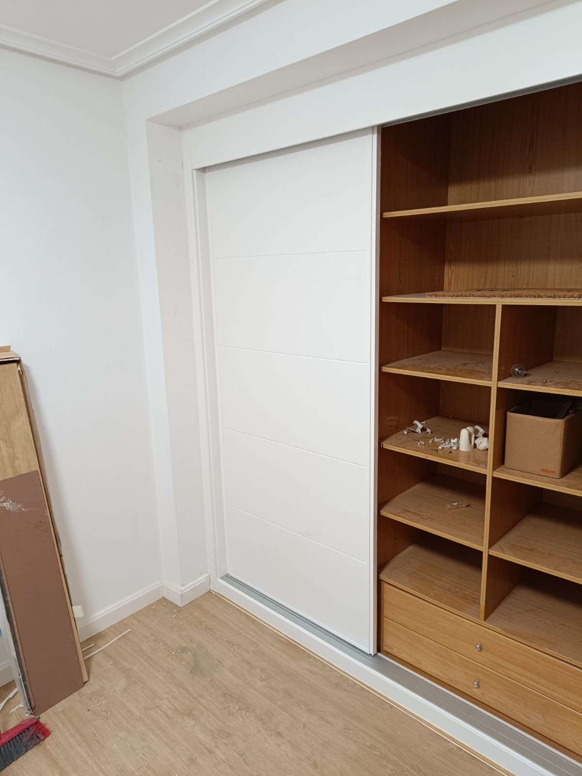 Una puerta corredera blanca de 