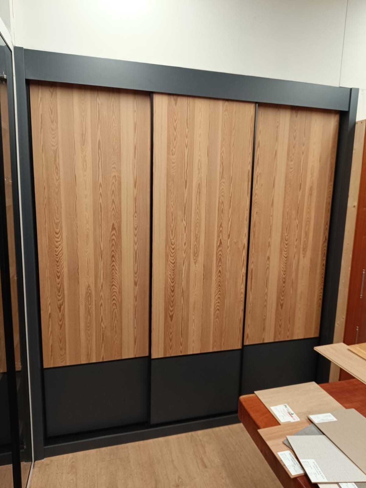 Un armario corredero de tres 