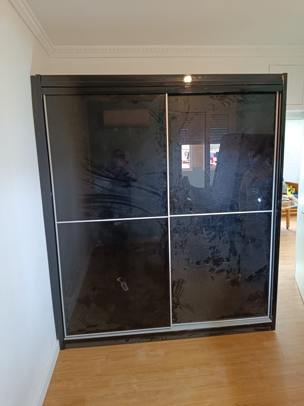 Un armario grande de puertas 