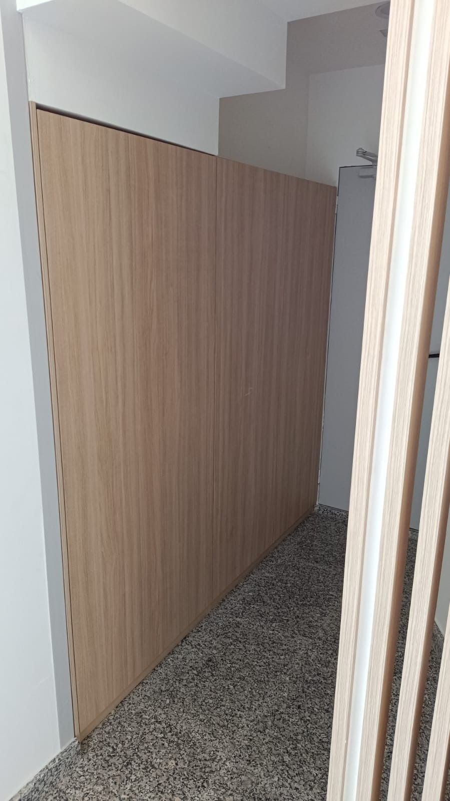 En un pasillo interior, a la 