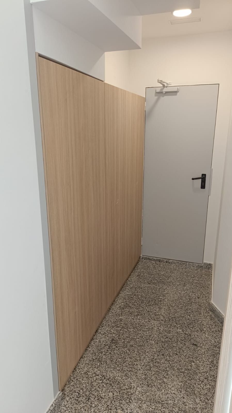 Un pasillo estrecho con una 